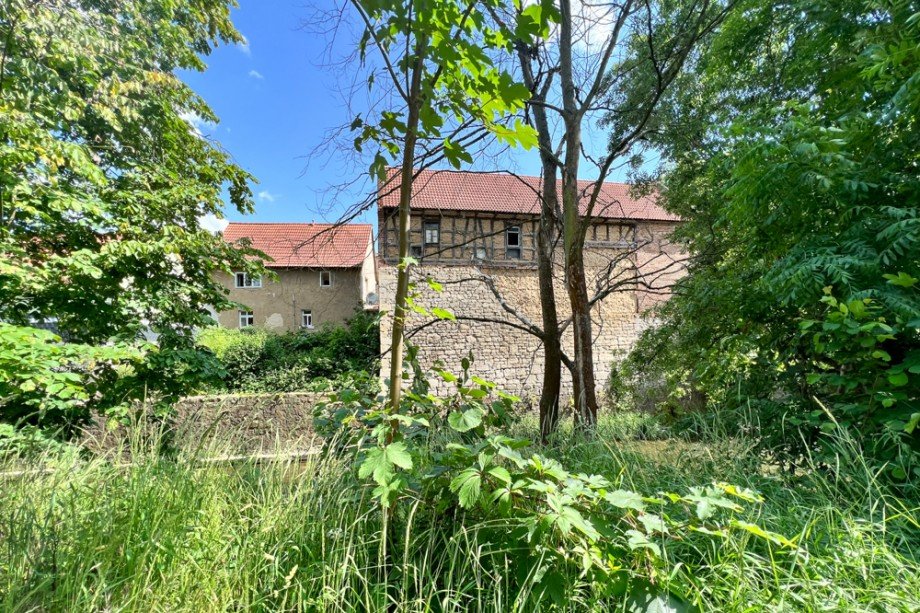 Blick Wohnhaus und Scheune vom anderen Ufer Bauernhaus Gro�heringen