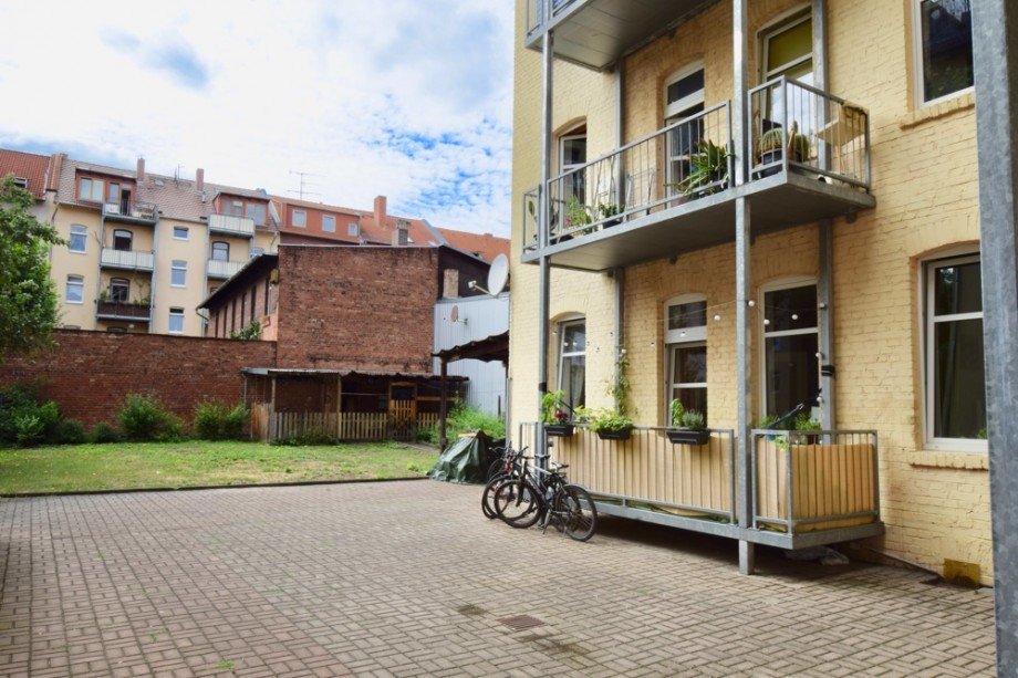 Innenhof mit kleiner Gartenlaube Dachgeschosswohnung Erfurt