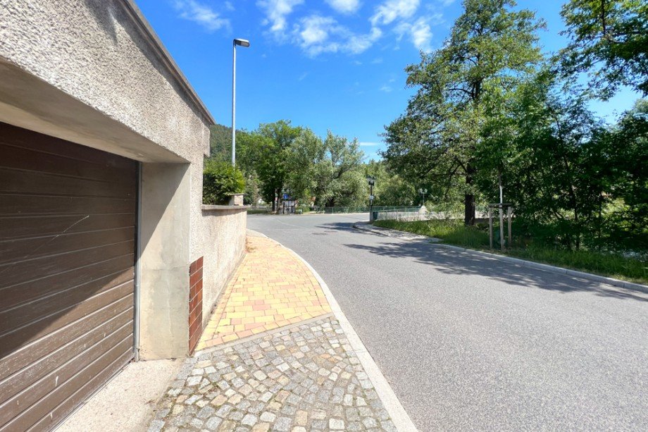 Geb�ude gelich bei der Saalebr�cke Haus Saalfeld/Saale / Remsch�tz