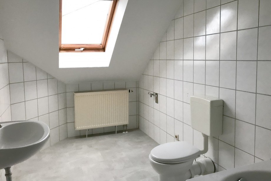 Tageslichtbad mit Badewanne Dachgeschosswohnung Erfurt