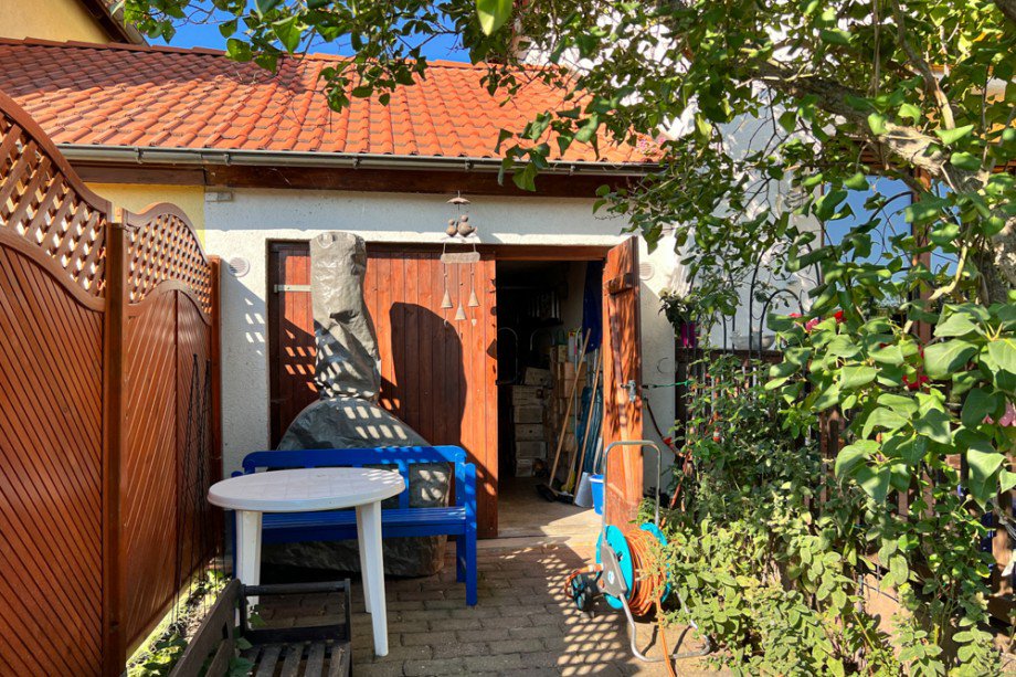 Garageneingang im Garten Reihenendhaus Erfurt / Gottstedt
