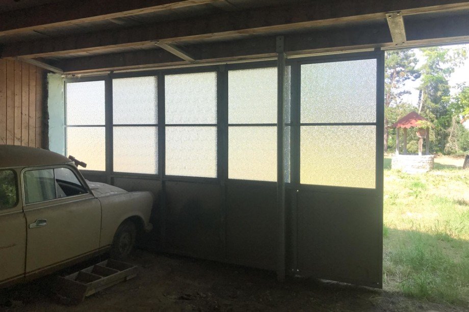 Tor an der Garage, Stallung im Garten Mehrfamilienhaus Bretleben