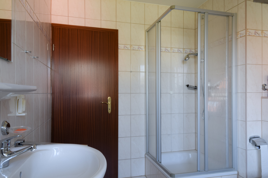 Badezimmer mit Dusche Doppelhaush�lfte Erfurt/ Salomonsborn