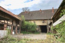 Hofblick auf das Haupthaus Denkmalgesch�tzter Vierseitenhof im Herzen Gr�fentonnas
