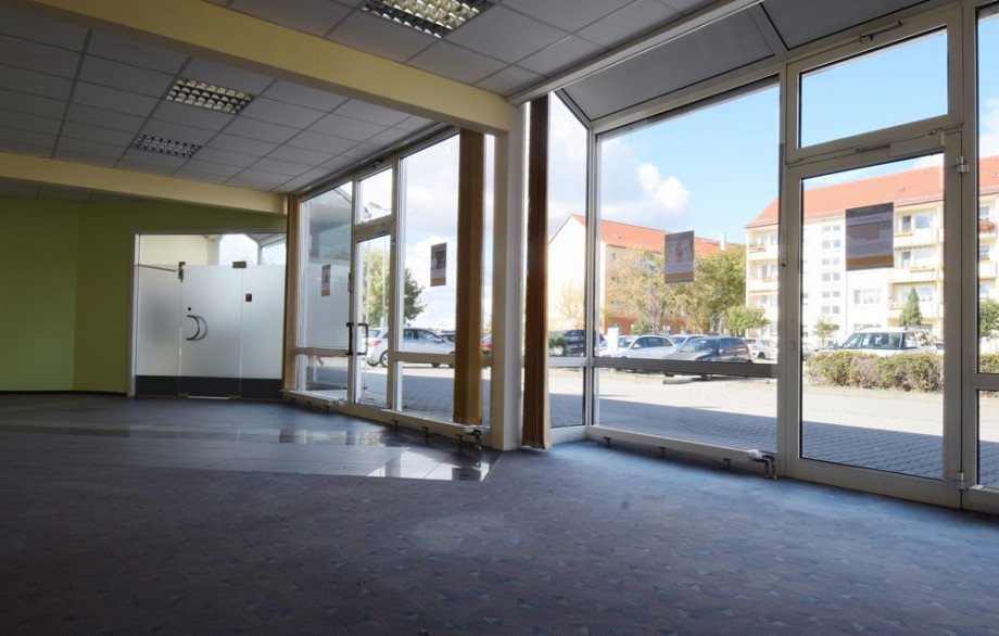 Innen Blick zur Bank Ladenlokal Ichtershausen