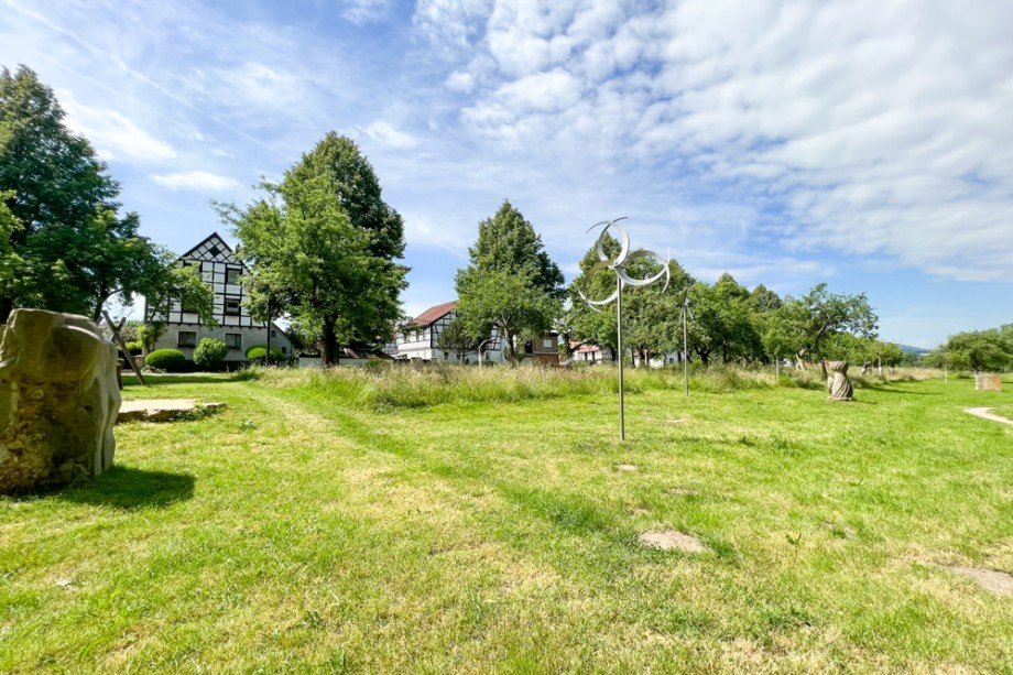Skulpturenpark vor historischen Bauernh�fen Haus Saalfeld/Saale / Remsch�tz