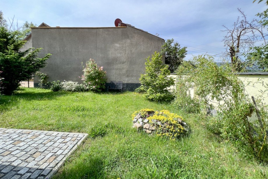 Garten zum Nachbarhaus Haus Saalfeld/Saale / Remsch�tz