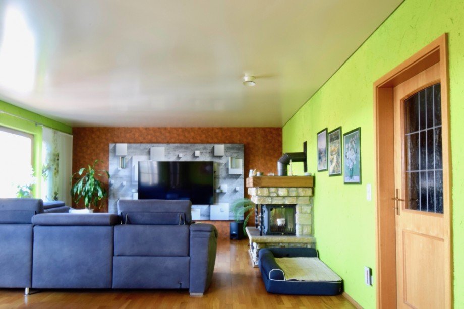 Wohnzimmer mit Spanndecke und TV- R�ckwand Einfamilienhaus Arnstadt/ Marlishausen