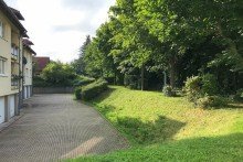 Zufahrt und Gr�nfl�che hinter dem Haus Gepflegte Zweiraumwohnung mit Balkon & Garage in Erfurt Niedernissa