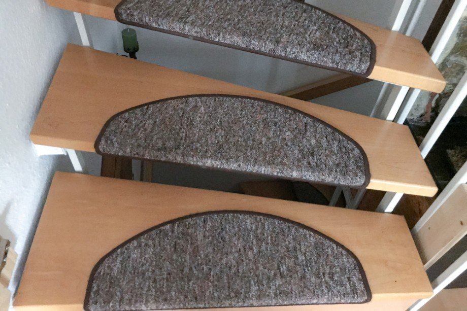Treppe mit hellen Holzstufen Doppelhaush�lfte Erfurt/ Salomonsborn