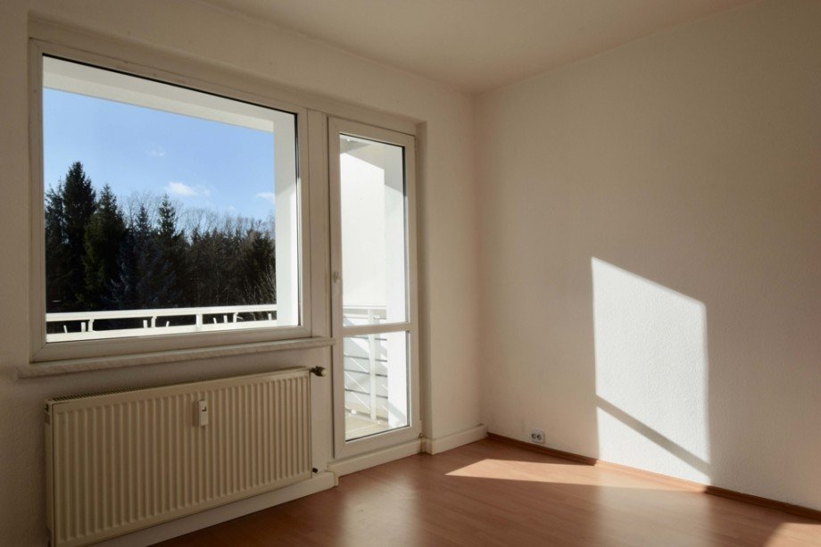 Wohnzimmer mit Blick ins Gr�ne Etagenwohnung Bad Berka