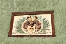 Hauswappen Baujahr1701 Denkmalgesch�tzter Vierseitenhof im Herzen Gr�fentonnas