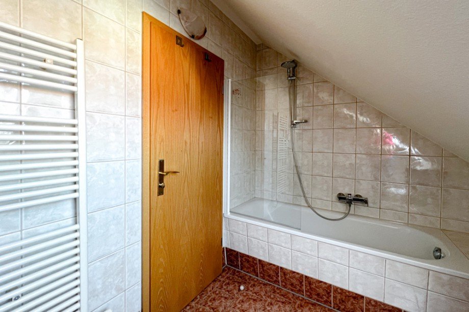 Badezimmer mit Badewanne Dachgeschosswohnung Erfurt