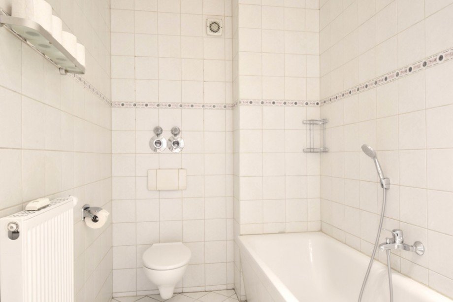 Badezimmer zeitlos wei� gefliest Etagenwohnung Erfurt
