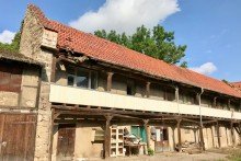 Linker Gebaeil Innenhof Denkmalgesch�tzter Vierseitenhof im Herzen Gr�fentonnas
