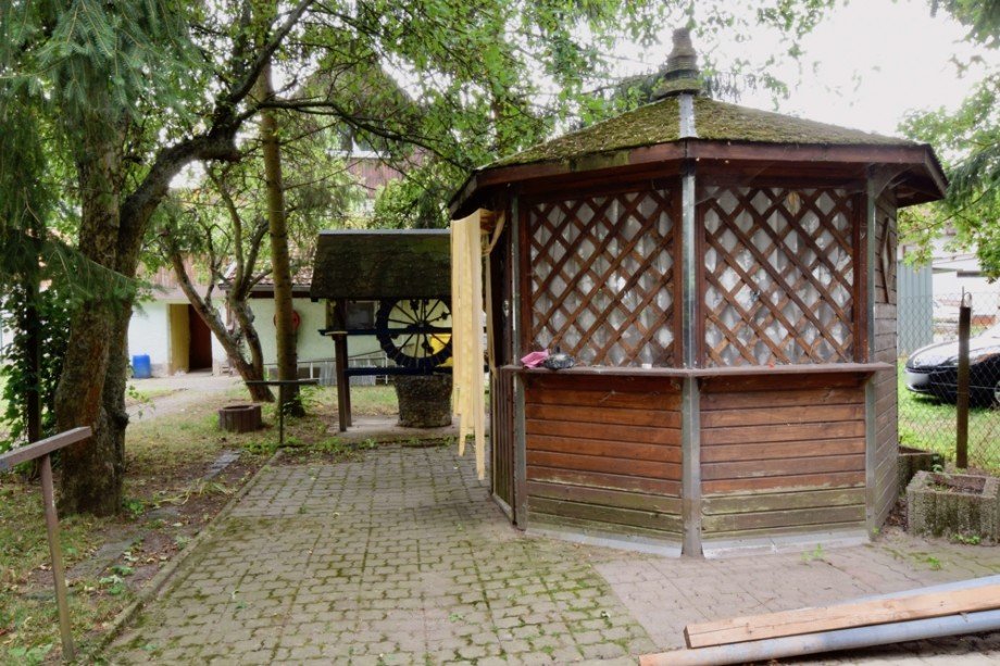Gartenpavillon mit R�ckansicht des Hauses Einfamilienhaus Kutzleben / L�tzens�mmern