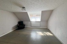 Schlafzimmer mit tarditionell niedriger Decke Traditionelles Einfamilienhaus mit gro�er Scheune & h�bschem Garten