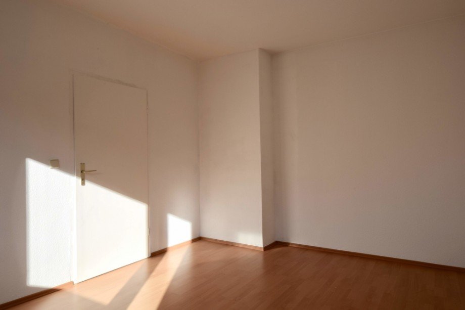 Schlafzimmer mit T�r zum Wohnzimmer Etagenwohnung Bad Berka
