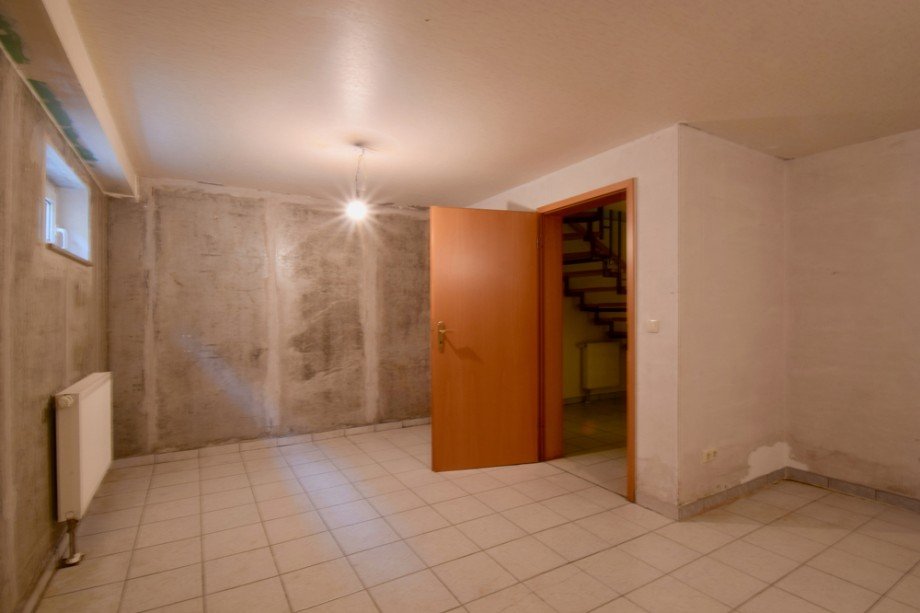 Kellerraum 2 Blick zur T�r Doppelhaush�lfte Erfurt
