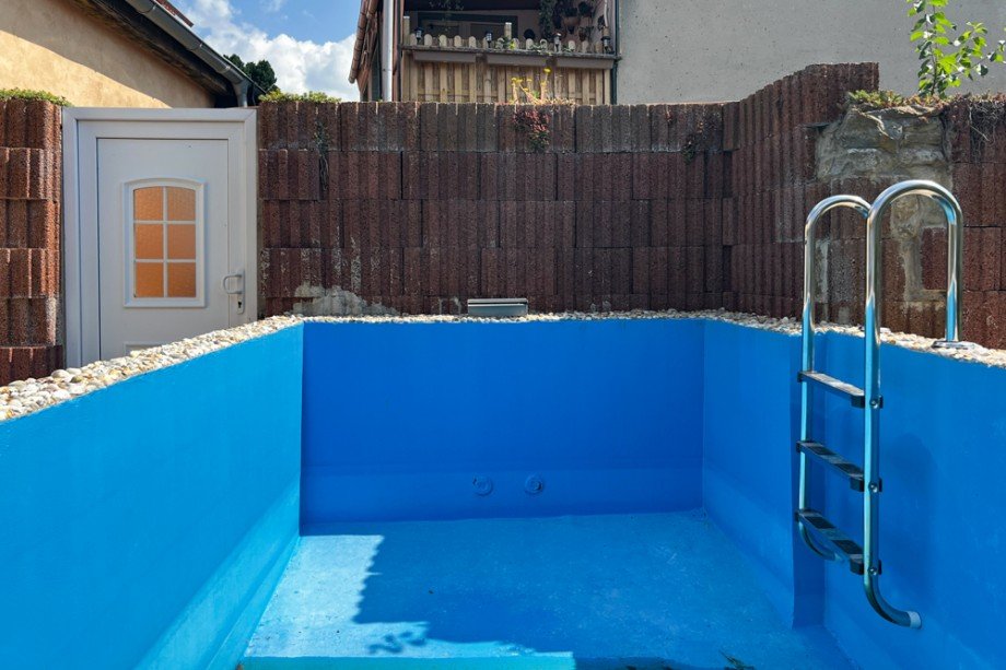 Kleiner Pool wartet auf Badeg�ste Reihenendhaus Am Ettersberg/ Berlstedt
