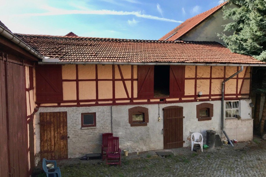 Ehemalige Stallung rechterhand Einfamilienhaus Tonna / Gr�fentonna