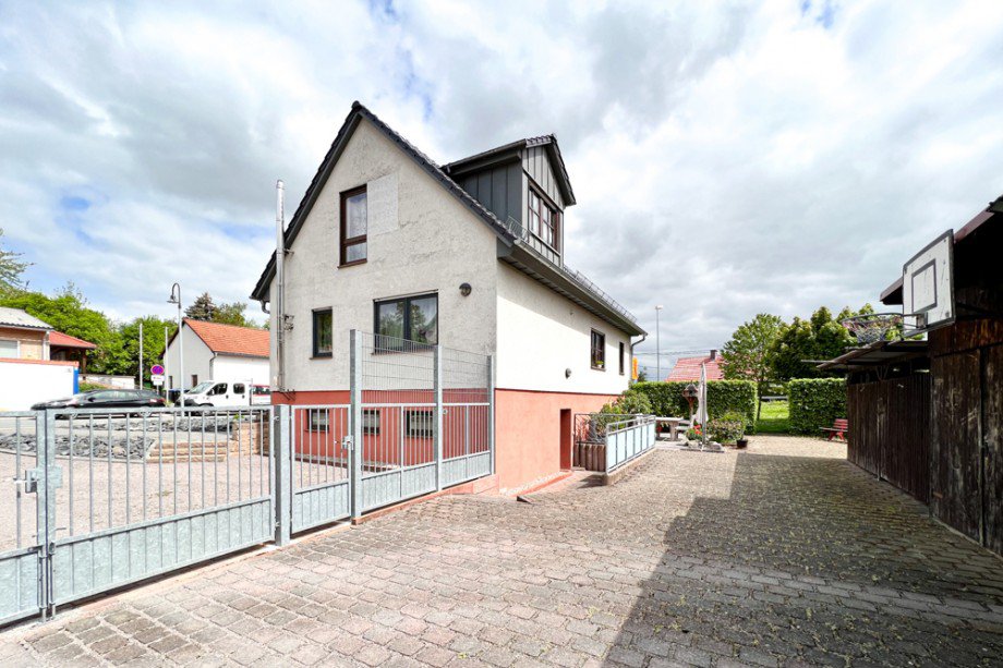 Hofansicht mit Carport Einfamilienhaus Arnstadt
