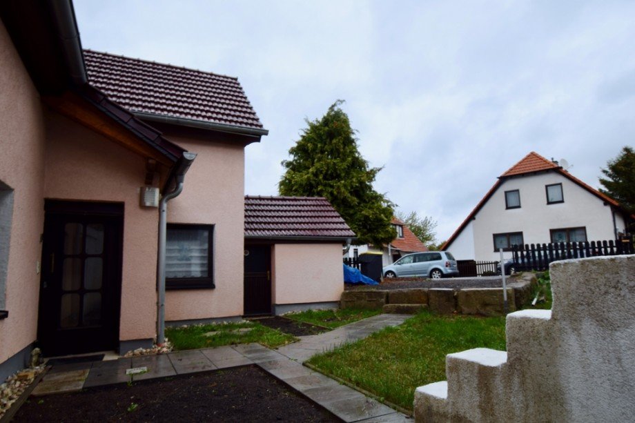 Hauseingang und Eingang zum Heizungsraum Einfamilienhaus Ruhla
