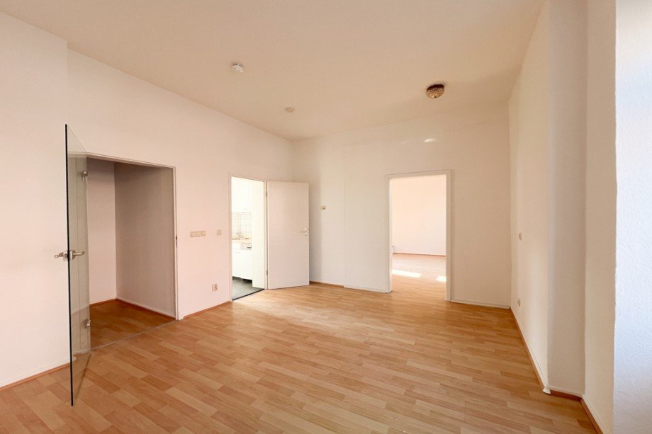 Wohnzimmer mit Blick ins Schlafzimmer Etagenwohnung Erfurt