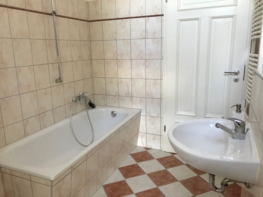 Tageslichtbad mit Badewanne Erdgeschosswohnung Erfurt