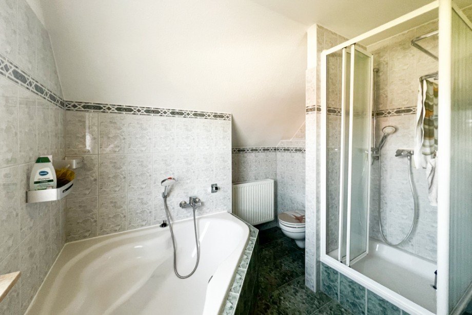 Eckbadewanne und Dusche Einfamilienhaus Herbsleben