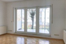 Wohnzimmer mit Parkett Erdgeschosswohnung mit Balkon und TG- Stellplatz