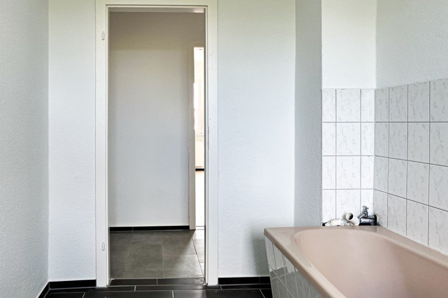 Blick vom Badezimmer in den Flur Etagenwohnung Buttst�dt