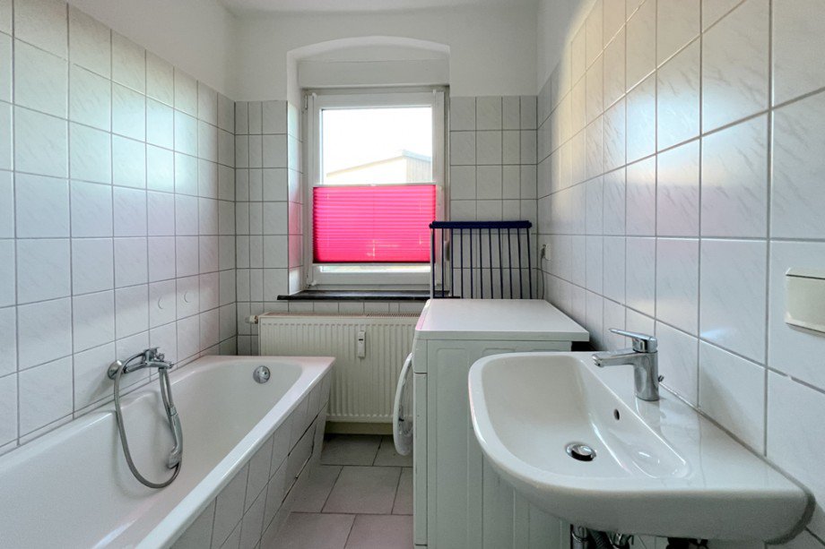 Tageslichtbad mit Badewanne Erdgeschosswohnung Erfurt