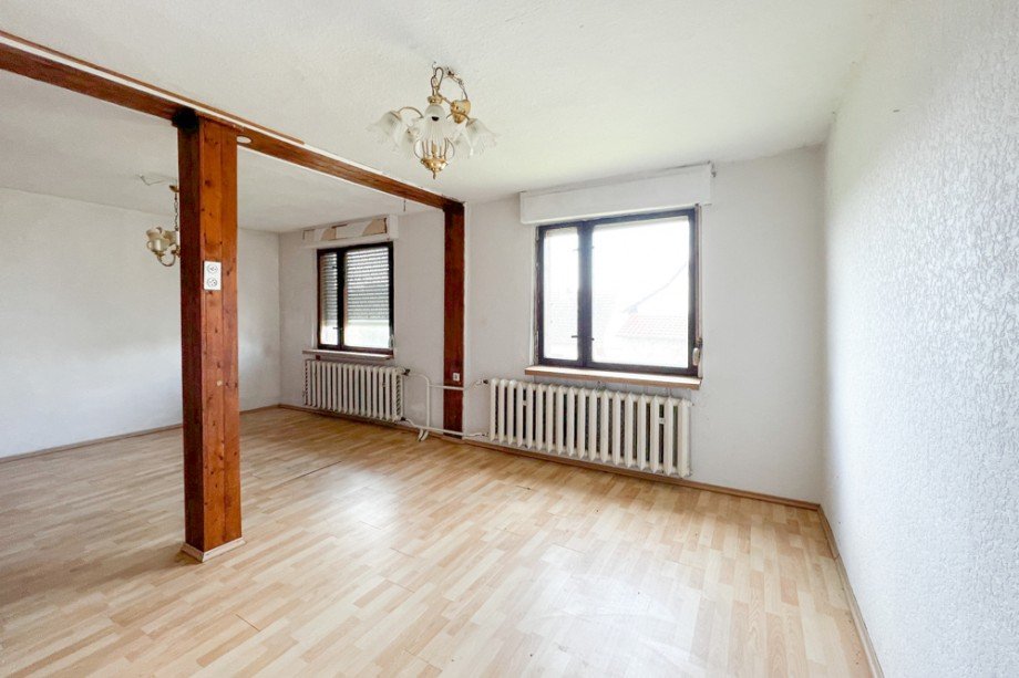 Wohnzimmer im OG Mehrfamilienhaus Bretleben