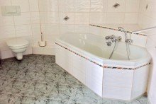 Badezimmer mit Badewanne Freistehendes EFH mit doppeltem Burgenblick in M�hlberg