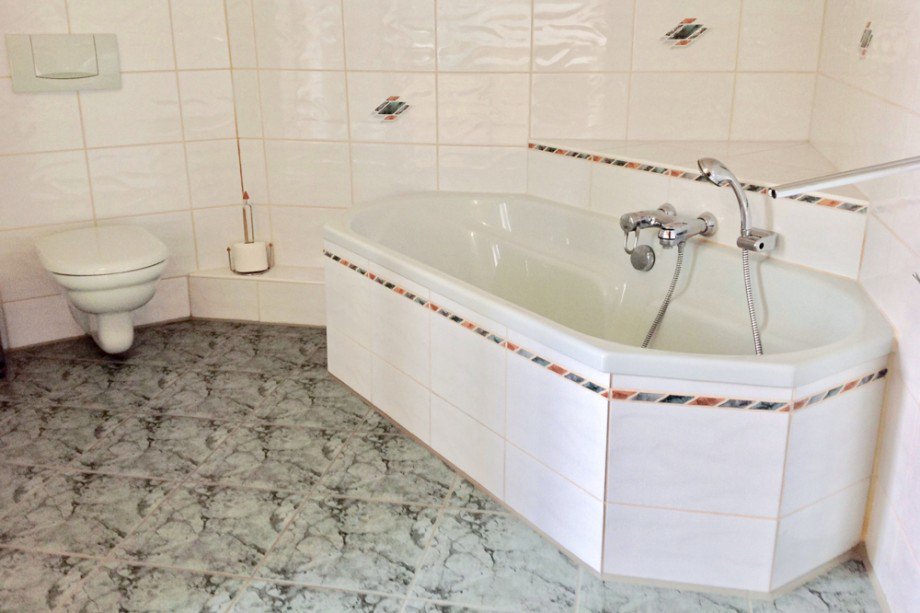 Badezimmer mit Badewanne Einfamilienhaus Drei Gleichen OT M�hlberg