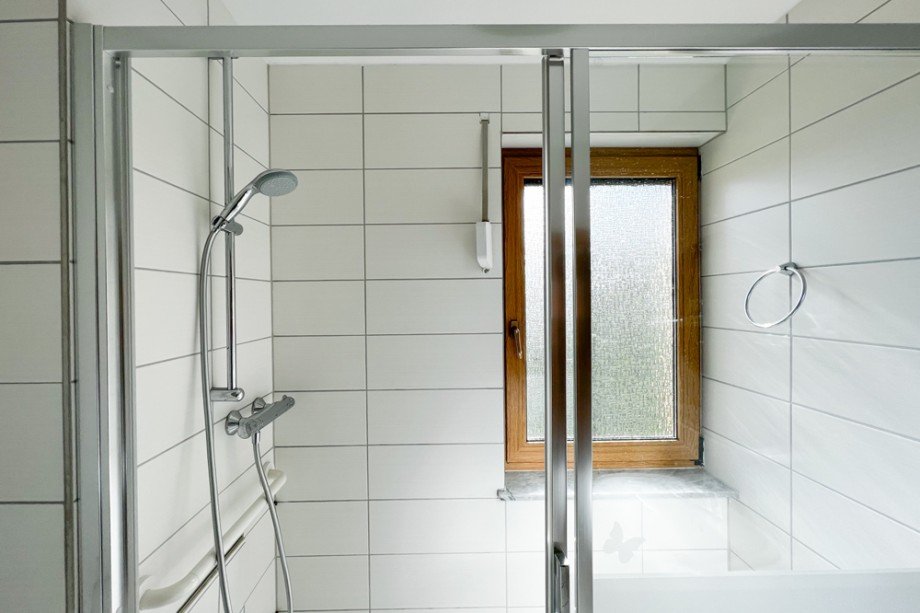 Gro�e Dusche am Fenster Etagenwohnung Erfurt/ Niedernissa