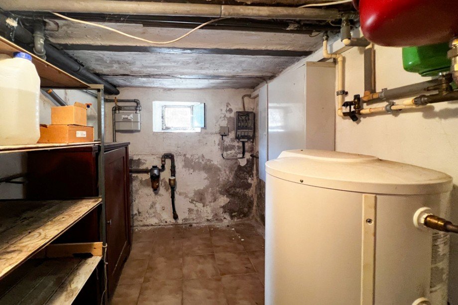 Kelerraum mit Sicherungskasten und Wasserspeicher Einfamilienhaus Drei Gleichen / M�hlberg