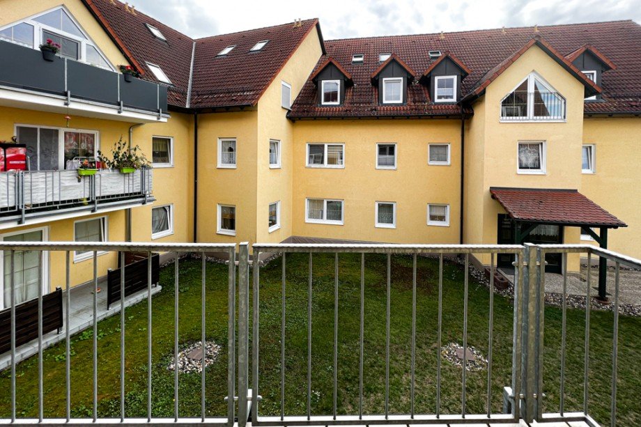 Blick vom Balkon zum begr�nten Innenhof Etagenwohnung Herbsleben