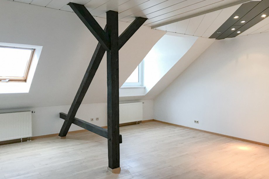 Wohnzimmer mit freigelegtem Fachwerk Dachgeschosswohnung Erfurt