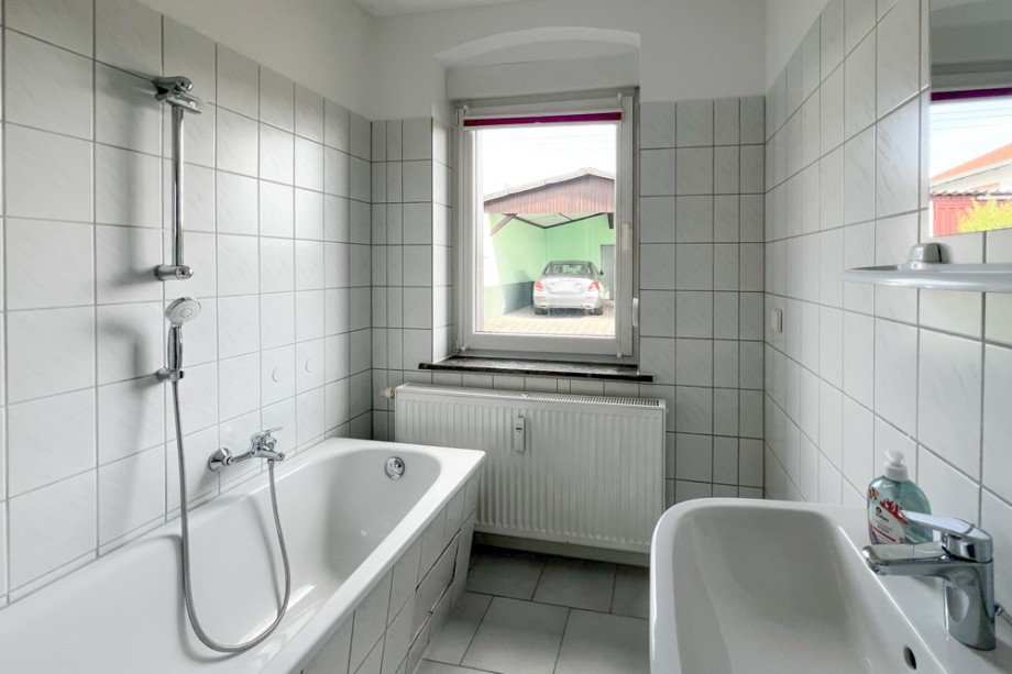 Tageslichtbad mit Wanne im EG Mehrfamilienhaus Erfurt
