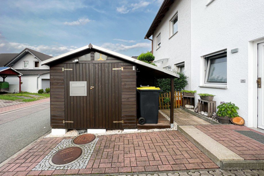 Fahrradschuppen und M�lltonnenstellplatz Reihenmittelhaus Grammetal
