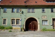 Historischer Torbogen Denkmalgesch�tzter Vierseitenhof im Herzen Gr�fentonnas