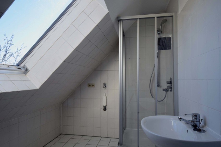 Tageslichtbad mit Dusche Dachgeschosswohnung Erfurt