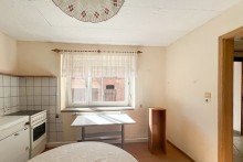 K�chenfenster Traditionelles Einfamilienhaus mit gro�er Scheune & h�bschem Garten