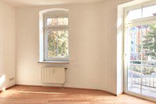 Wohnzimmer mit kleinem Balkon Kleine Eigentumswohnung in Innenstadtn�he mit Balkon und EBK