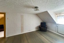 Vorderes Durchganszimmer OG Traditionelles Einfamilienhaus mit gro�er Scheune & h�bschem Garten