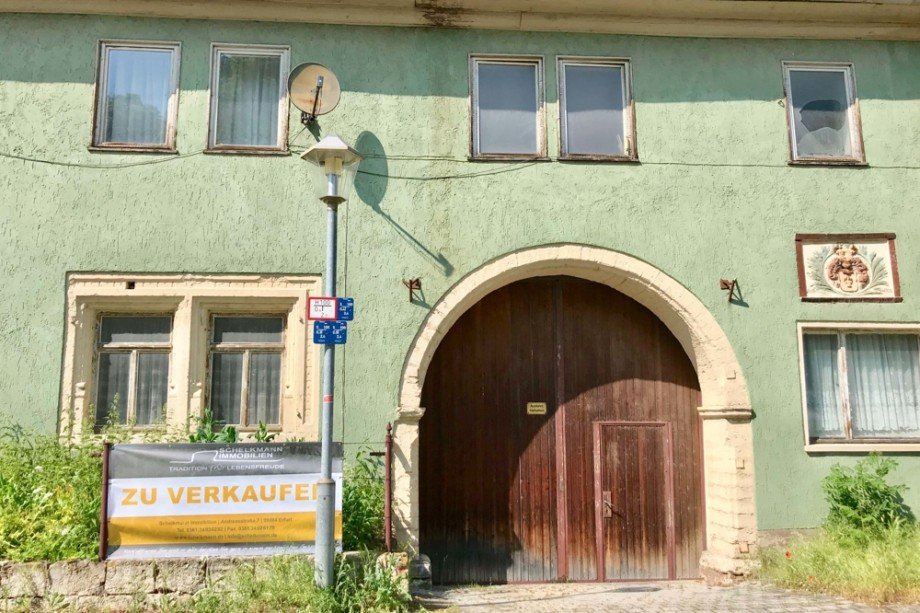 Toreinfahrt und Wappen_MFH Graonna Mehrfamilienhaus Tonna / Gr�fentonna