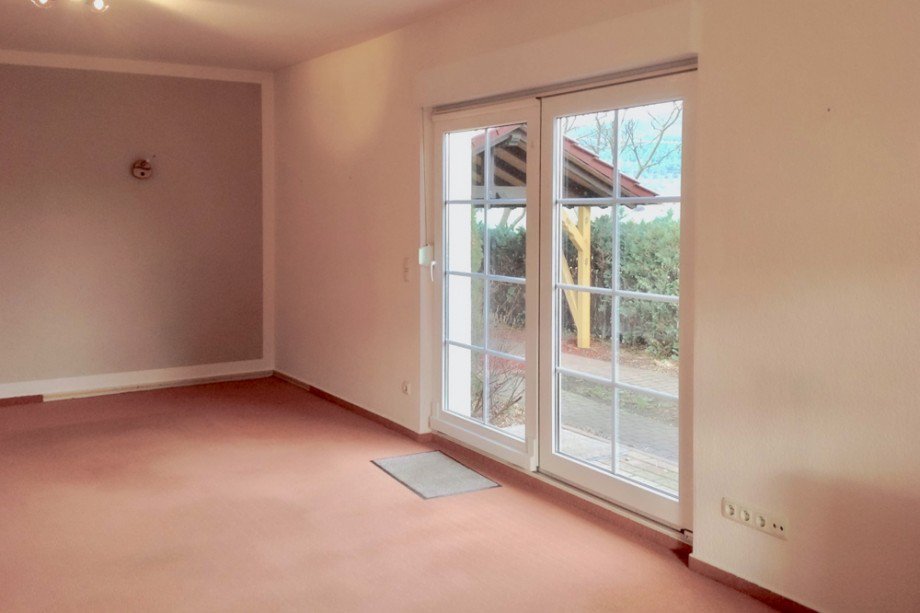 Wohnzimmer mit Terrassent�ren Einfamilienhaus Drei Gleichen OT M�hlberg