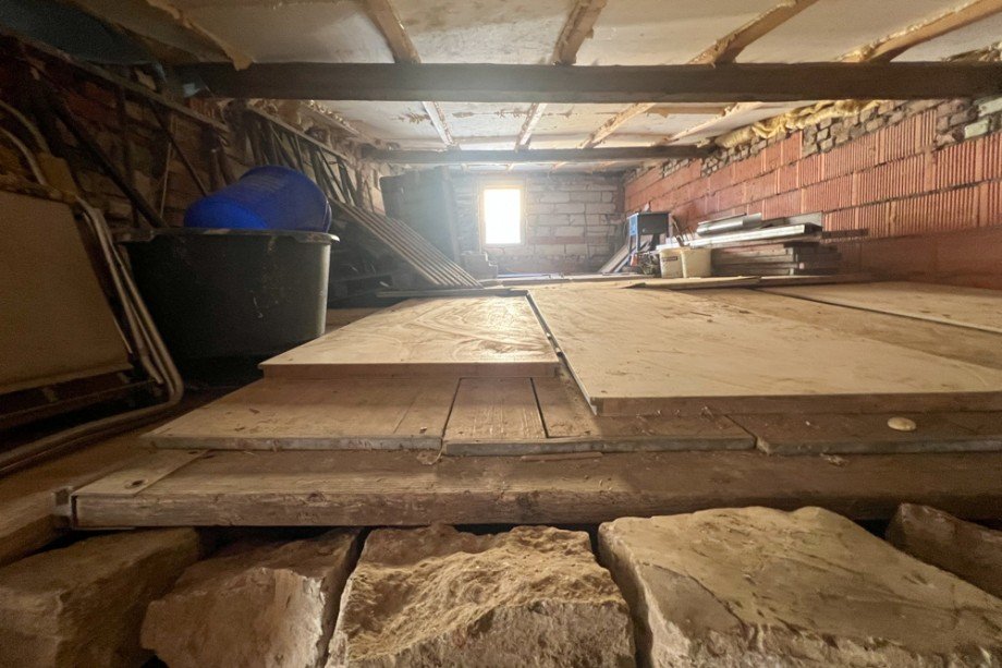 Holzlager �ber Kellereingang im HH Einfamilienhaus Erfurt / Bindersleben